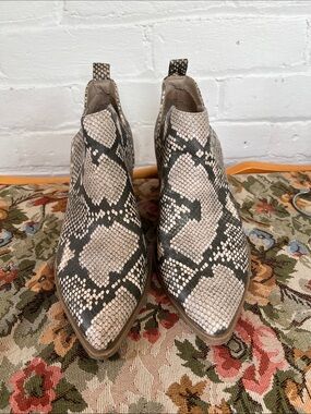 Universal Thread Snake-Print Pointed Chelsea Booties in Gray and Black